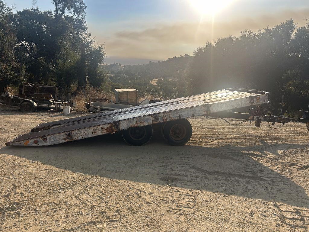 Flatbed equipment trailer